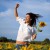 springende frau mit sonnenblumen
